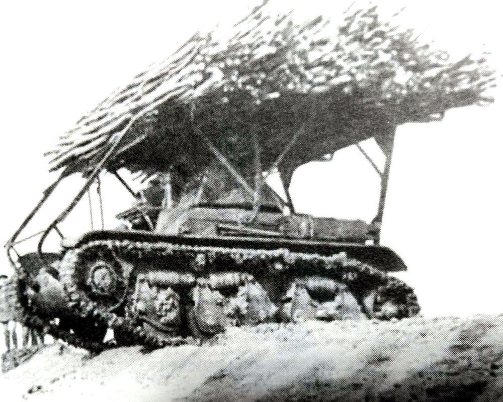 1940年，「法国战役」期间，法国战场，一辆法军雷诺R-35轻型坦克正在运送柴捆，准备用柴捆填入壕沟以方便步兵前进。