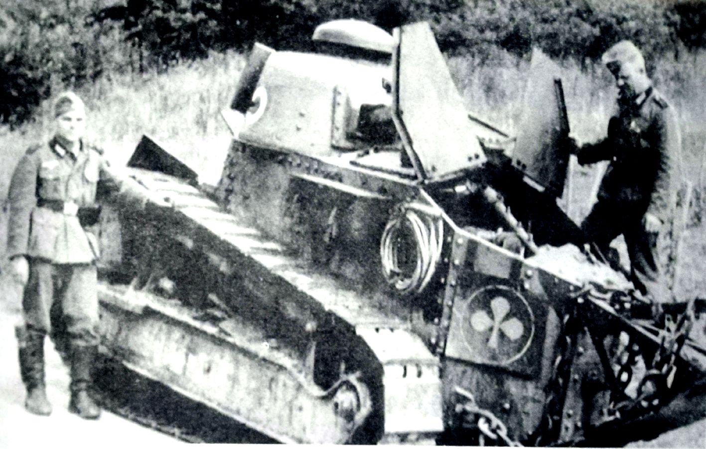 1940年，「法国战役」期间，法国战场，两名德军士兵正在检查一辆被法军遗弃的FT-17轻型坦克。