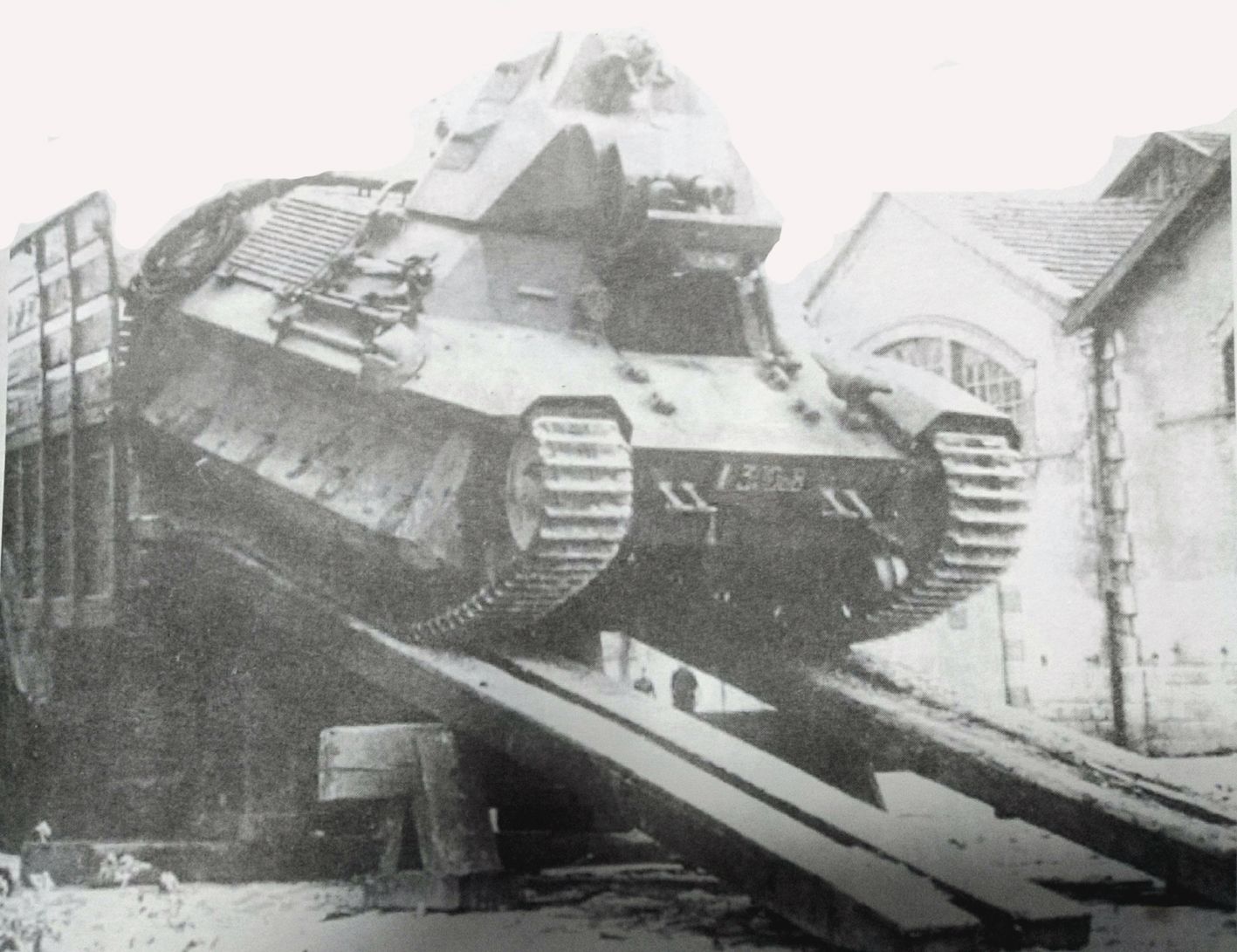 1940年，「法国战役」期间，法国境内，一辆FCM 36轻型坦克正从运输车上驶下。
