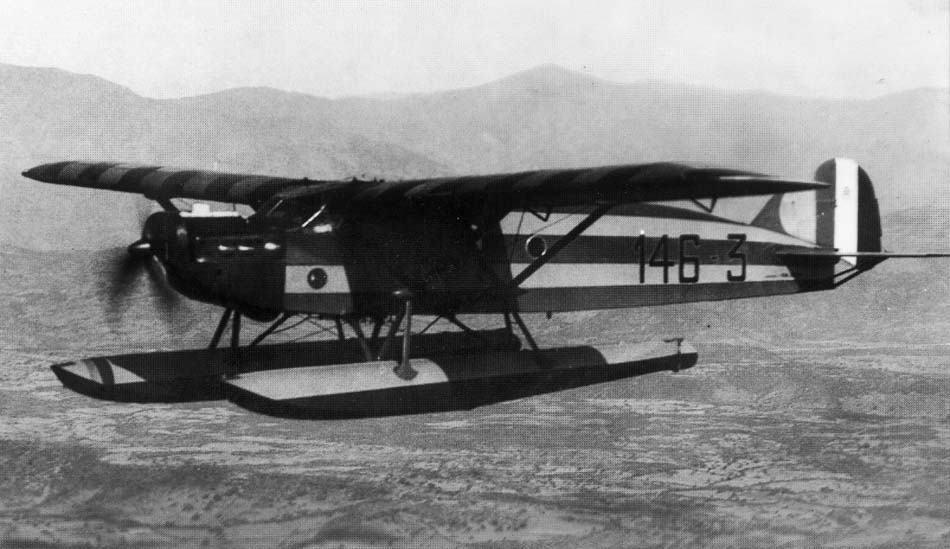 一架 Ca.111 Idro 水上型在湖泊上空低飞(机身编号146-3)。双浮筒构型使其可在缺乏机场设施的水域执行远程海上侦察与轰炸任务。