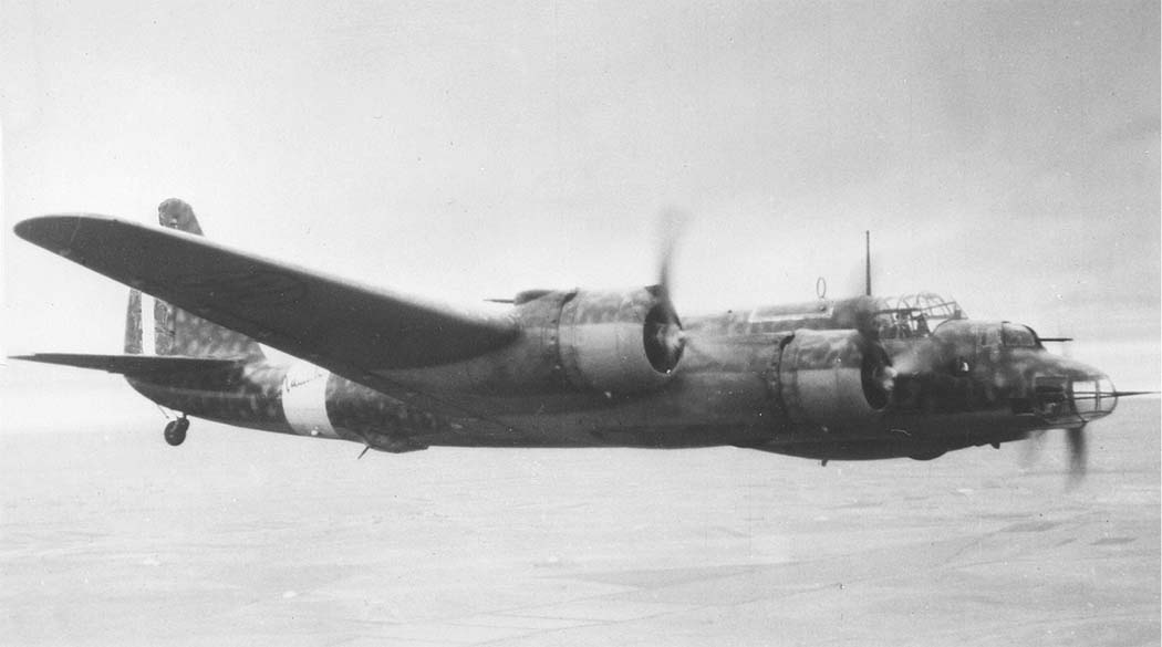一架 P.108B 在飞行中飞越地中海上空。1942年6月9日,该型机首次执行对地中海西部的海上搜索侦察任务,随后投入对直布罗陀等目标的作战。