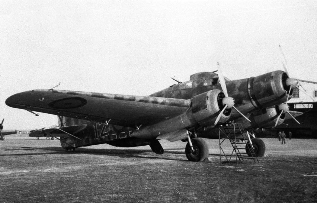 一架被盟军缴获的萨伏亚-马尔凯蒂 SM.79。1943年意大利投降后,残存机群部分被盟军收编,用于测试与运输任务。