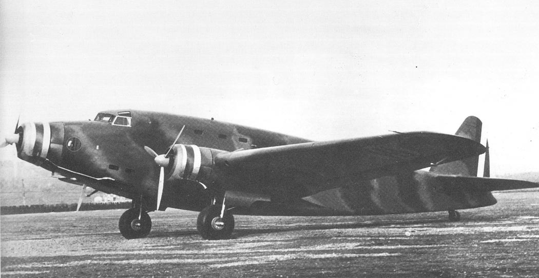 一架 SM.82 原型机(MM.414)以运输机形态停驻,机腹宽敞货舱可容纳轻型装备与兵员。该机凭借强大运力承担了意大利在北非与东非的补给任务。