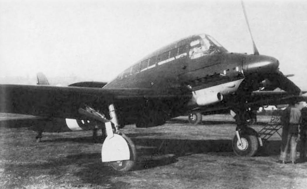 SM.93 原型机在试飞期间的影像。1944年3月29日,该机在试飞中达到了900公里/小时的俯冲速度。