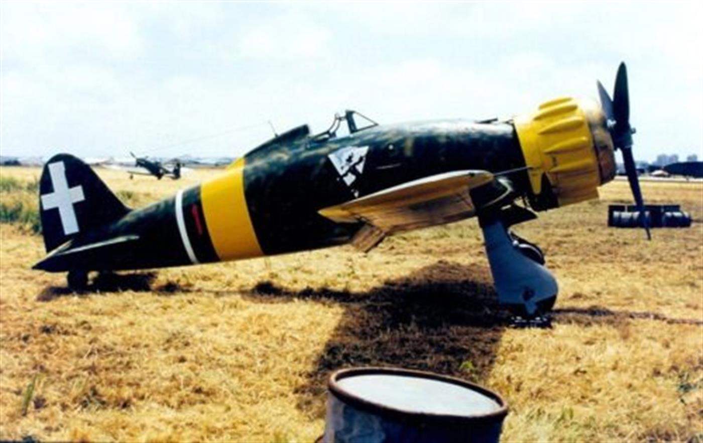 马基C.200「雷电」早期参战照片。该机于1940年6月意大利参战后投入地中海战场,先后参加马耳他、希腊与北非作战。1941年-1943年,一批马基C.200「雷电」被派往东线参战,期间展现了它的坚固性和可靠性,但在严酷的战斗中,其在速度和武器上的性能劣势也逐渐让它被苏联的 雅克-1和 LaGG-3 等作战飞机超越。