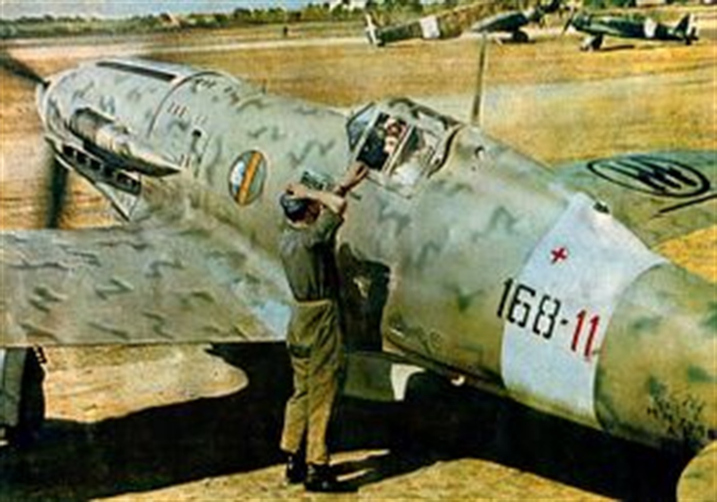 马基C.202「闪电」(机号168-11)出击前,地勤人员站在机翼上向座舱内的飞行员递送任务文件(上色历史照片)。该机服役于北非或地中海战区的前线野战机场。