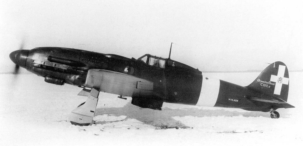 马基C.205N-1「猎户座」原型机(M.M.499)停在雪地机场,发动机处于运转状态。该机于1942年11月1日在洛纳泰波佐洛首飞,用于参加意大利「第5系列」截击机竞标。