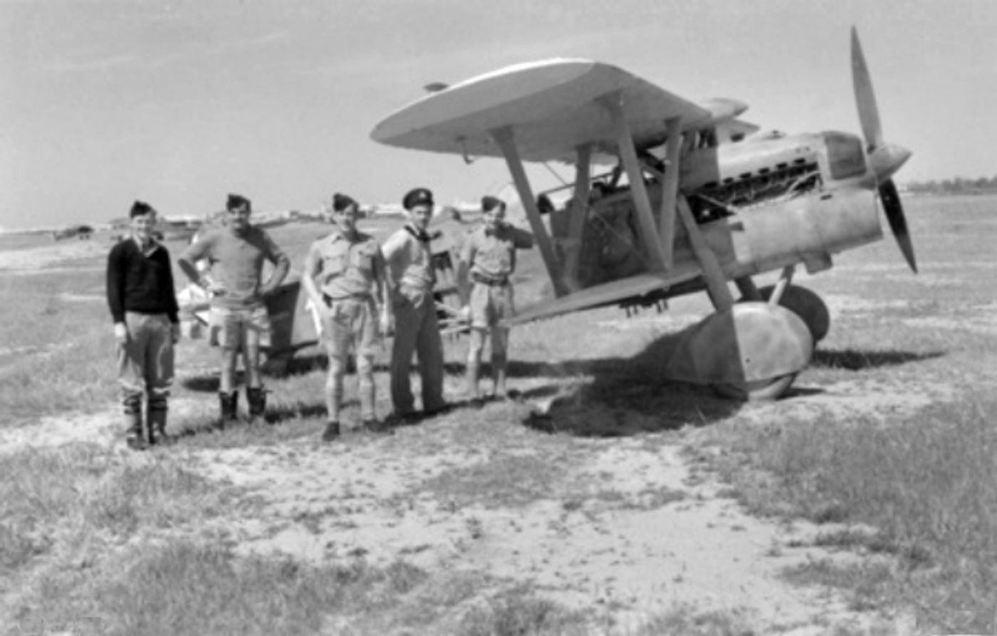 1941年「北非战役」期间,澳大利亚皇家空军(RAAF)军官在利比亚班加西机场与被缴获的意大利菲亚特CR.32合影。该机在北非战场被英联邦军队缴获,反映了双方机型在北非战场上混杂使用的情形。