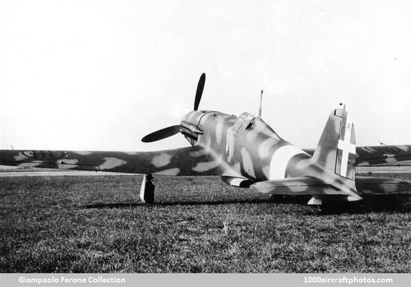 菲亚特G.55「半人马」(编号MM 492)于1942年在意大利圭多尼娅试飞中心进行测试。该机是G.55第二批原型机之一,机身后部带有白色识别带,采用典型的「烟圈」斑点迷彩,三叶螺旋桨清晰可见。