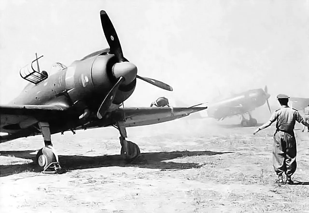 1943年6月,一架驻扎在意大利塔尔奎尼亚空军基地、属于第239飞行中队的 Re.2002「公羊」战斗轰炸机。