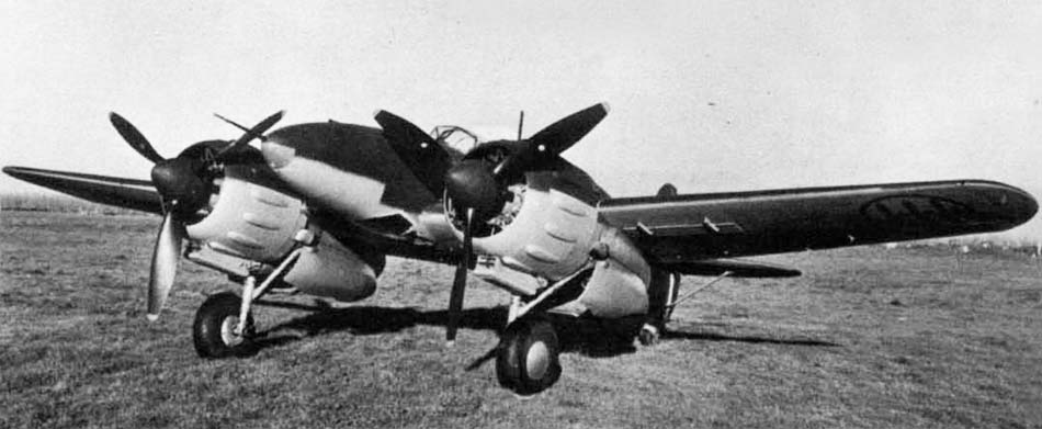 地面上的Ro.57量产型,双发布局与单座座舱清晰可见。到1943年停战前后,该大队仅剩少量机可飞,机型未及投入实战即告终结。