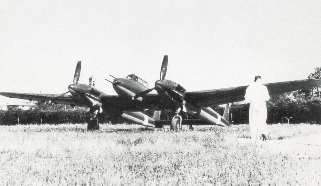 SM.91采用典型的双尾撑布局,双尾撑末端以水平尾翼相连并各设一枚垂直尾翼,整体造型与美制P-38「闪电」相似。