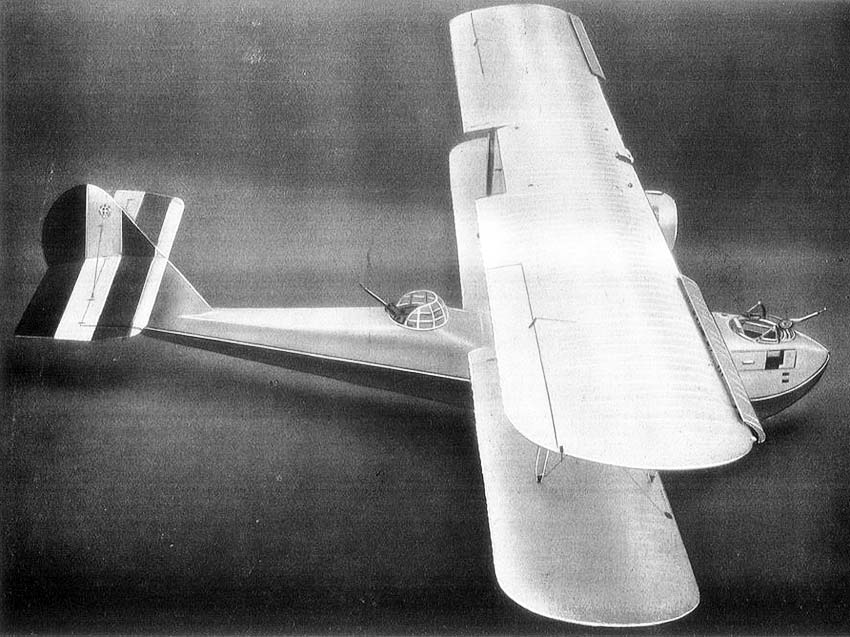 从侧面看,SM.78 高单翼与船体的轮廓清晰可辨。原型机 MM.222 于1932年底首飞,量产后共49架配属多个侦察中队,成为意大利双翼水上飞机的主力装备。