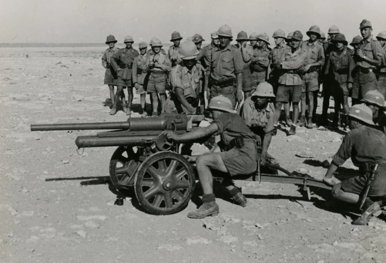 德国非洲军团的士兵使用1935年款47/32型反坦克炮,该炮配备电子轮和半充气轮胎。