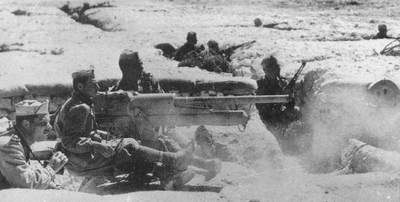 北非战场,意军第185「闪电」伞兵师阵地上一门正在射击的47/32反坦克炮。