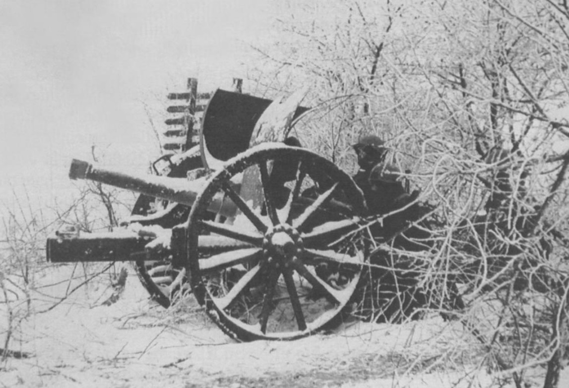 1941年12月,在东线战场俄罗斯前线作战的一门75/27 Mod.11野炮。