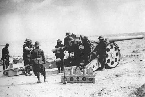 意军炮兵正在为149/40重型野炮装填弹药。二战期间,149/40重型野炮的3个炮连被派往北非作战,另有2个炮连被派往东线与苏军战斗。