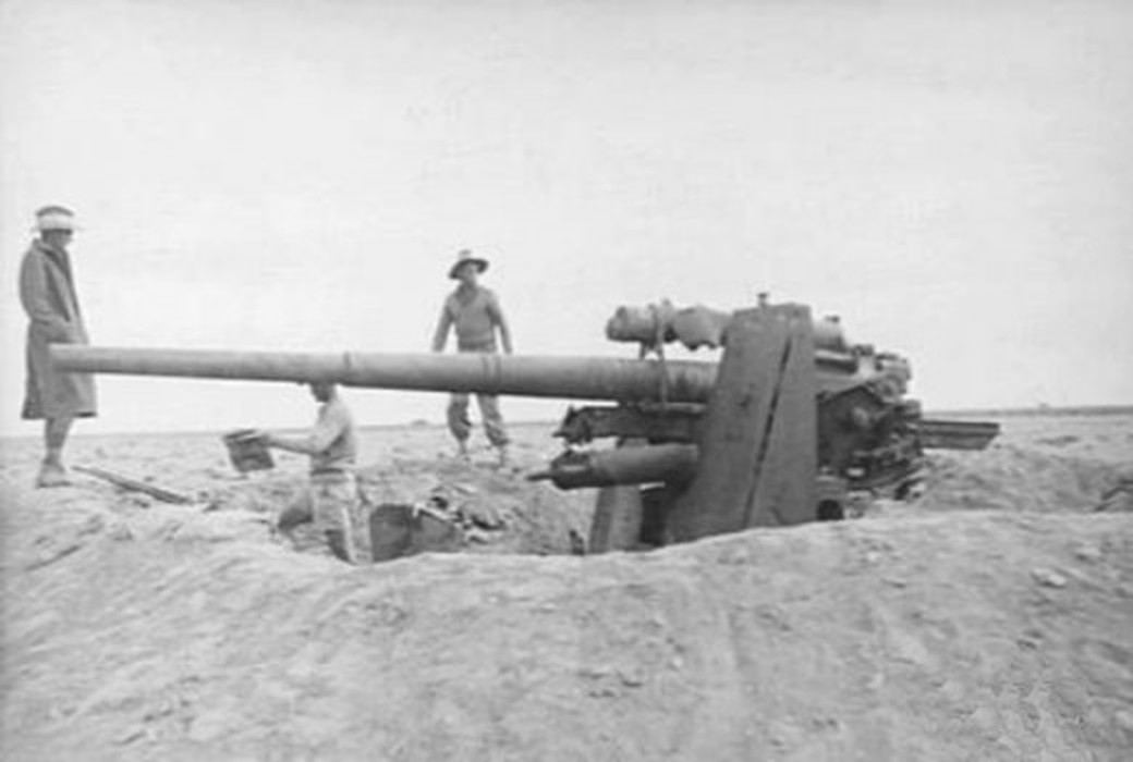 1942年,埃及阿卡吉尔沙漠地区,一门炮管呈水平方向部署的88/55高射炮。