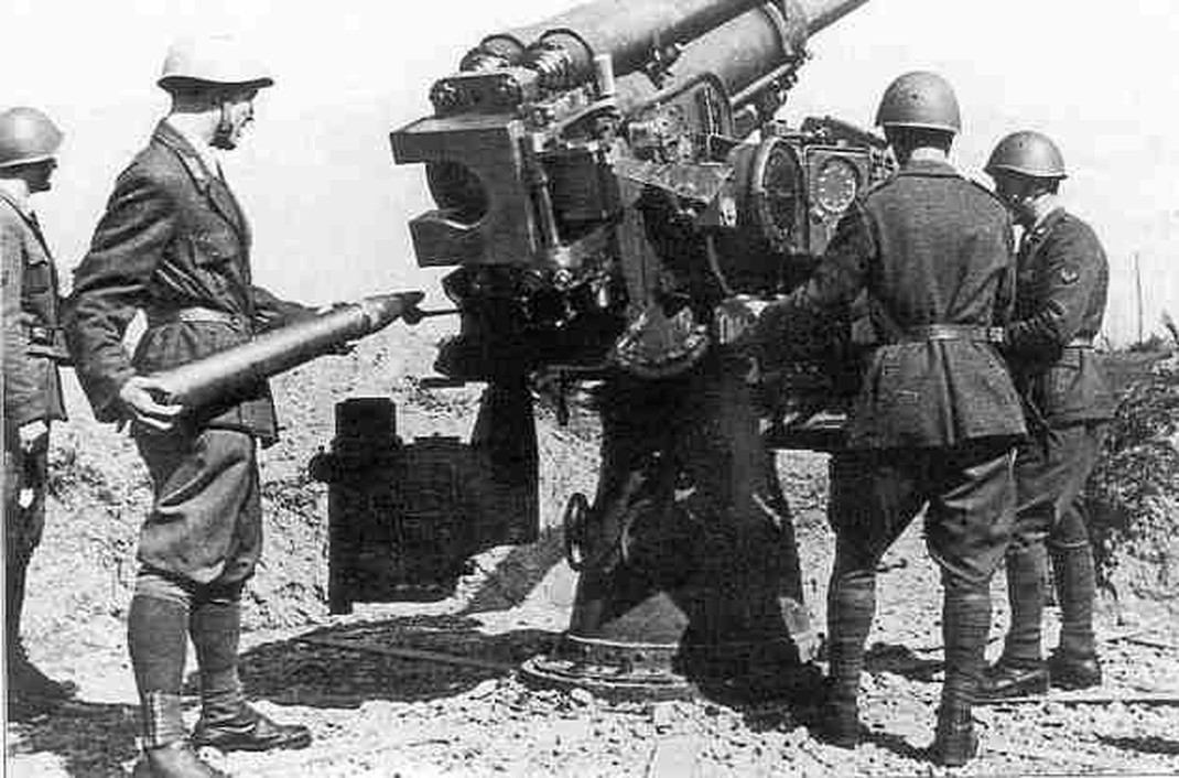 意军炮兵正在为90/53高射炮装填弹药。