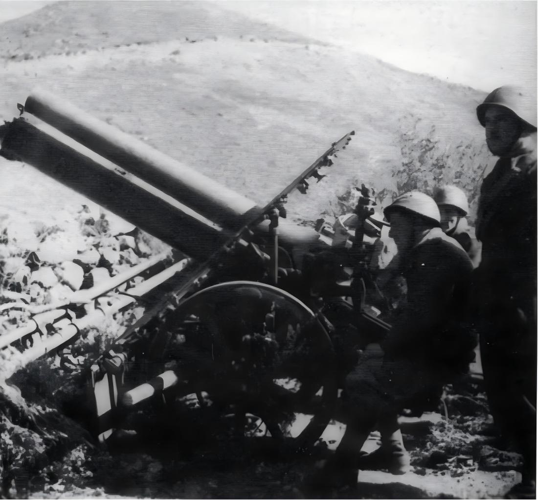 1940至1941年,阿尔巴尼亚,一门架设在山地阵地上的意军1916年款100/17轻型榴弹炮。