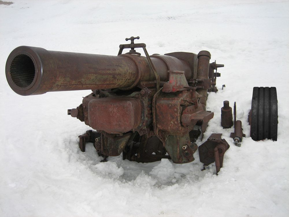 二战东线雪地战场，一门在冰雪阵地上待机的意制149毫米重型榴弹炮。