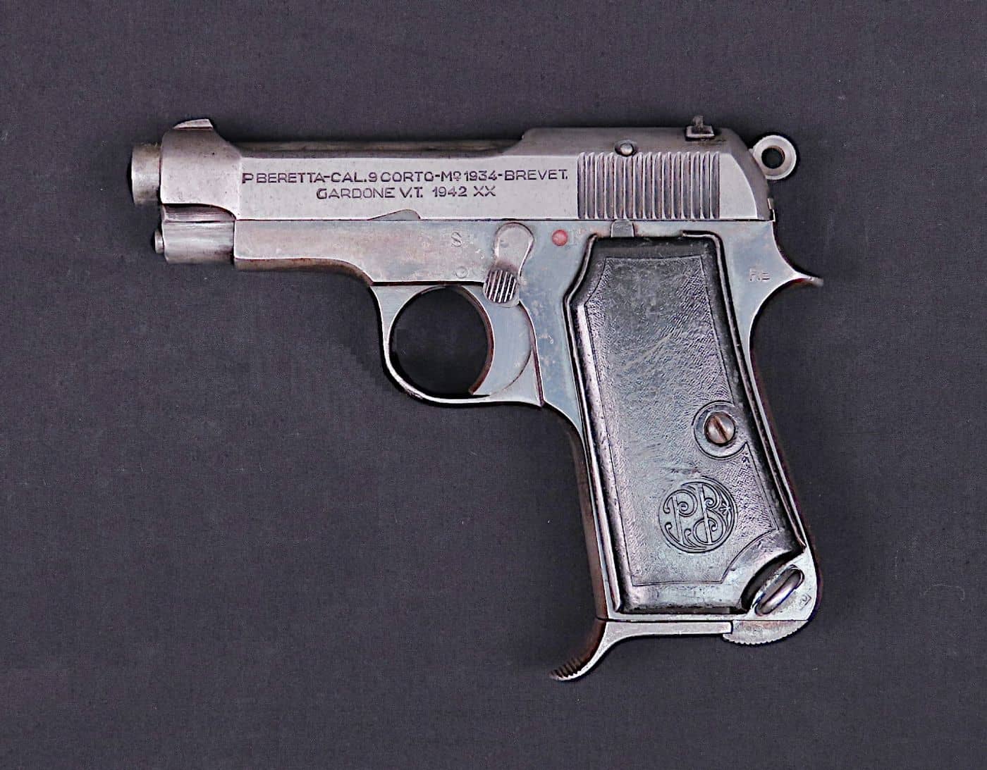 美国史密森尼学会美国历史国家博物馆收藏的贝雷塔M1934手枪，反映该枪作为二战战利品在战后广泛流传。