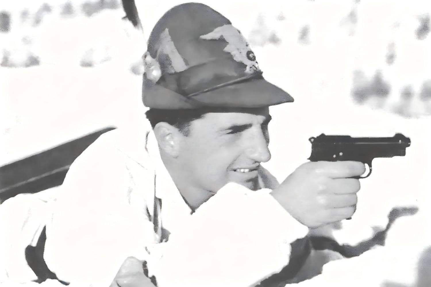 一名使用贝雷塔M1934手枪射击的意大利阿尔卑斯山地部队士兵（Italian Alpini）。