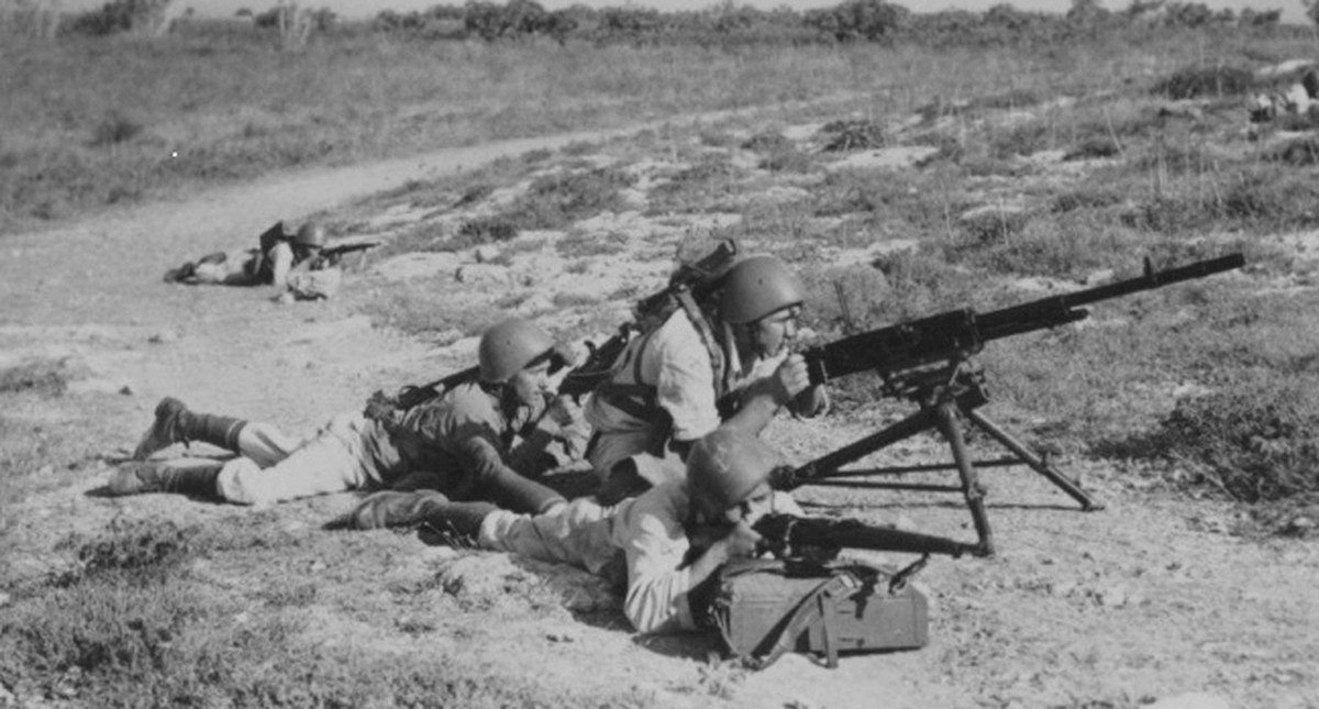 1941年「克里特战役」期间，意大利陆军士兵在锡蒂亚（Sitia）附近操作布雷达M37重机枪执行防御任务。