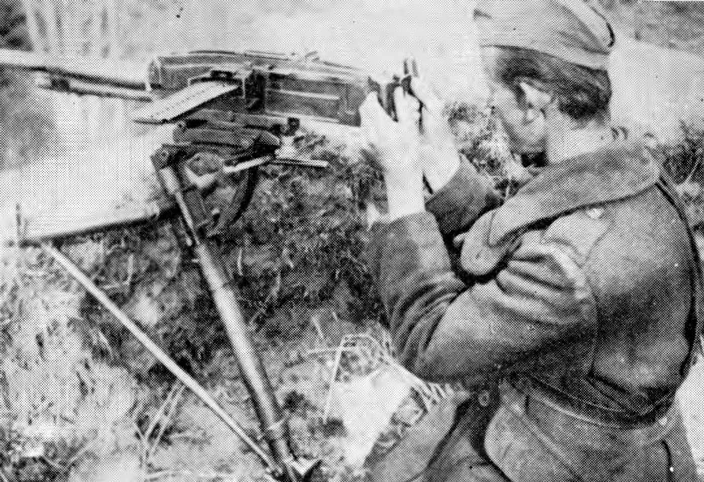 1943年后南斯拉夫战场，一名斯洛文尼亚游击队员操作缴获的意大利布雷达M37重机枪。