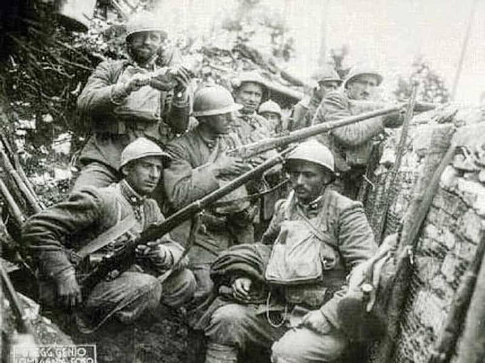 第一次世界大战期间,意大利军队在战壕中装备着当时最新型的M1891卡尔卡诺步兵步枪。