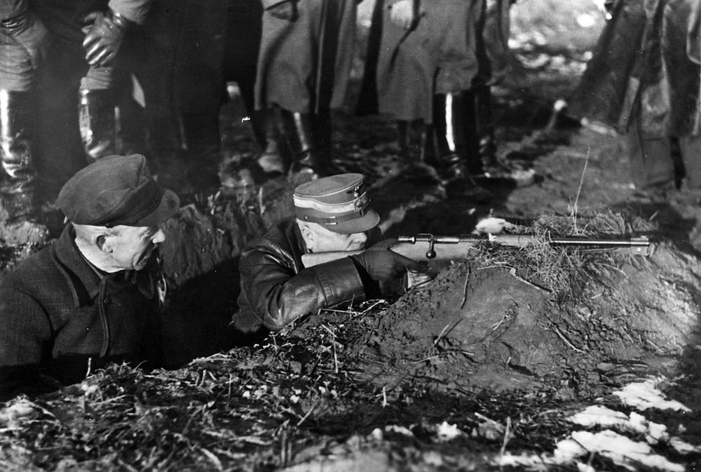 一名国民突击队(Volkssturm)士兵正在接受Mod.91/38短步枪的使用指导。注:国民突击队是1944年10月18日由海因里希•希姆莱宣布成立,招募对象为16至60岁之间、尚未服兵役的德国公民男性。