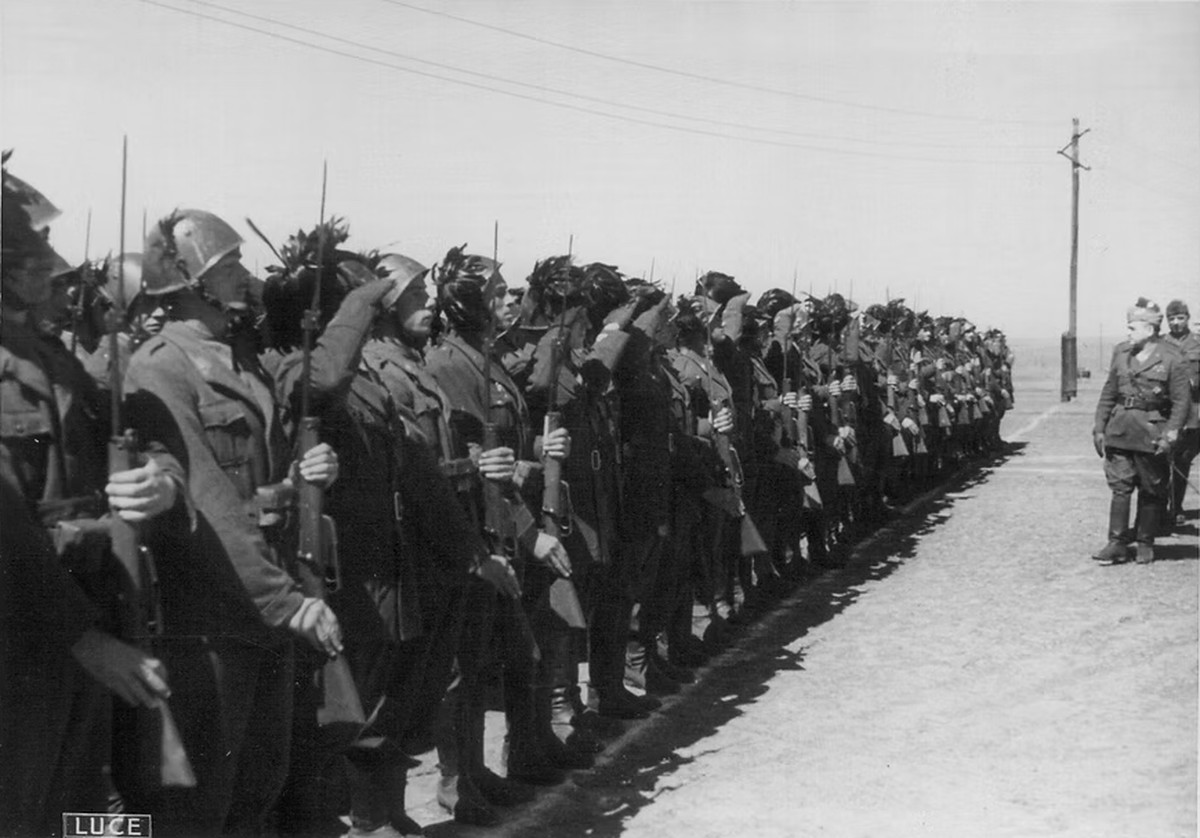 1942年夏,东线战场俄罗斯地区,手持Mod.91/38短步枪的第六贝尔萨格列里团士兵接受意军将领检阅。