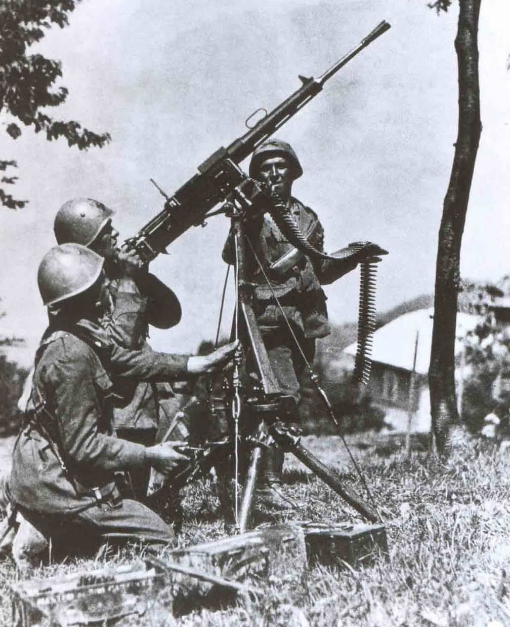 二战期间,意军士兵使用菲亚特-列维利M1935重机枪进行防空作战的场景(二)。