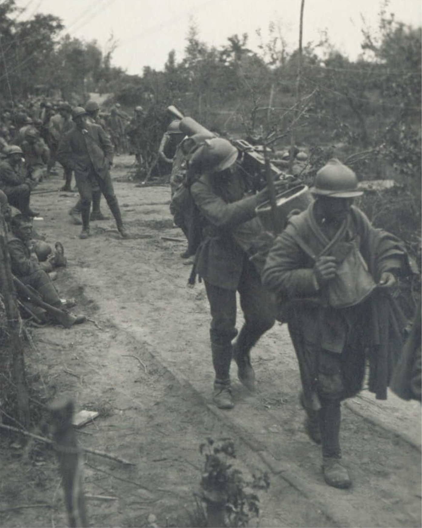 1918年第一次世界大战期间,意大利士兵在皮亚韦河(Piave)前线运送菲亚特-列维利M1914重机枪。