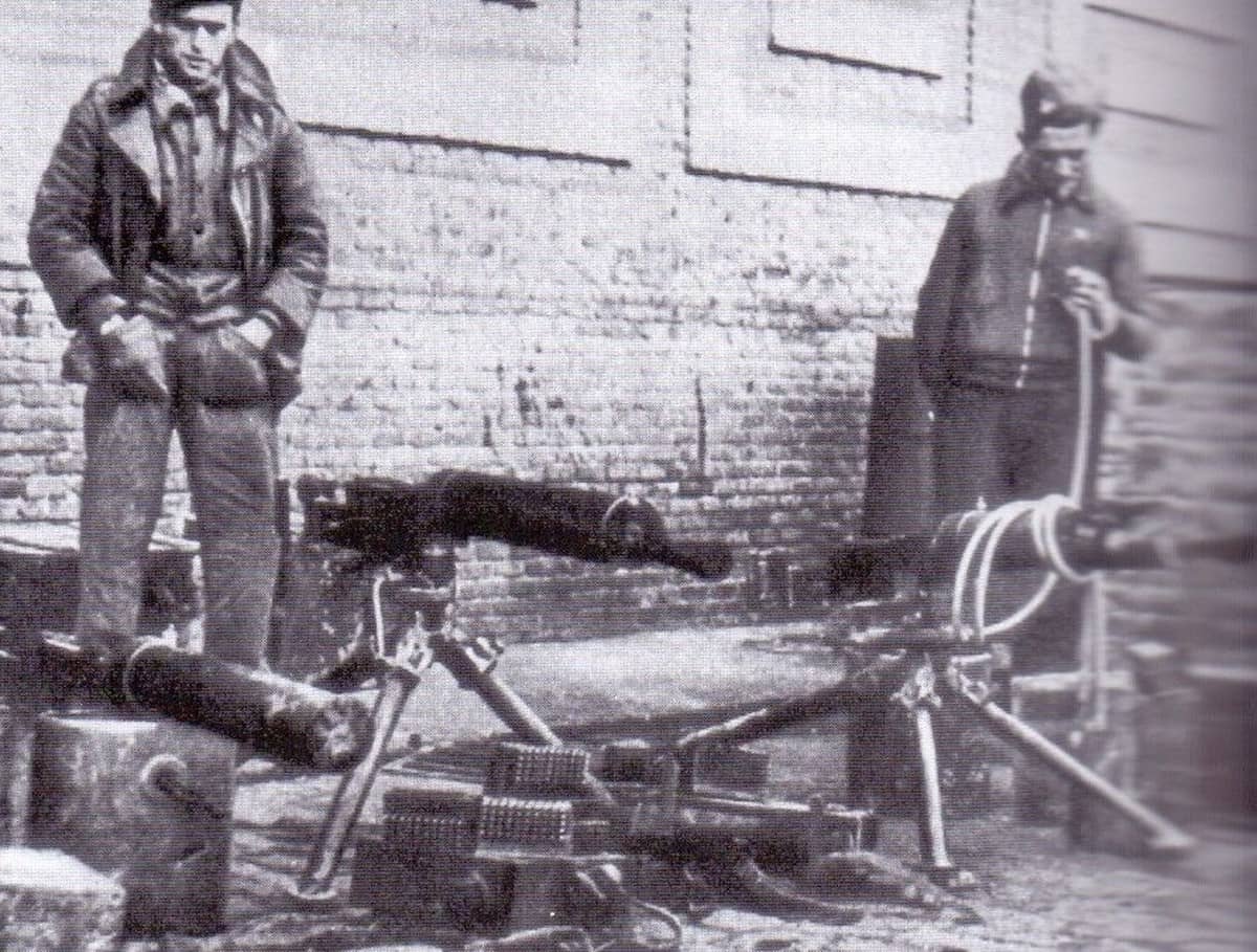 1937年3月,西班牙共和派士兵与在瓜达拉哈拉省缴获的菲亚特-列维利M1914重机枪合影。