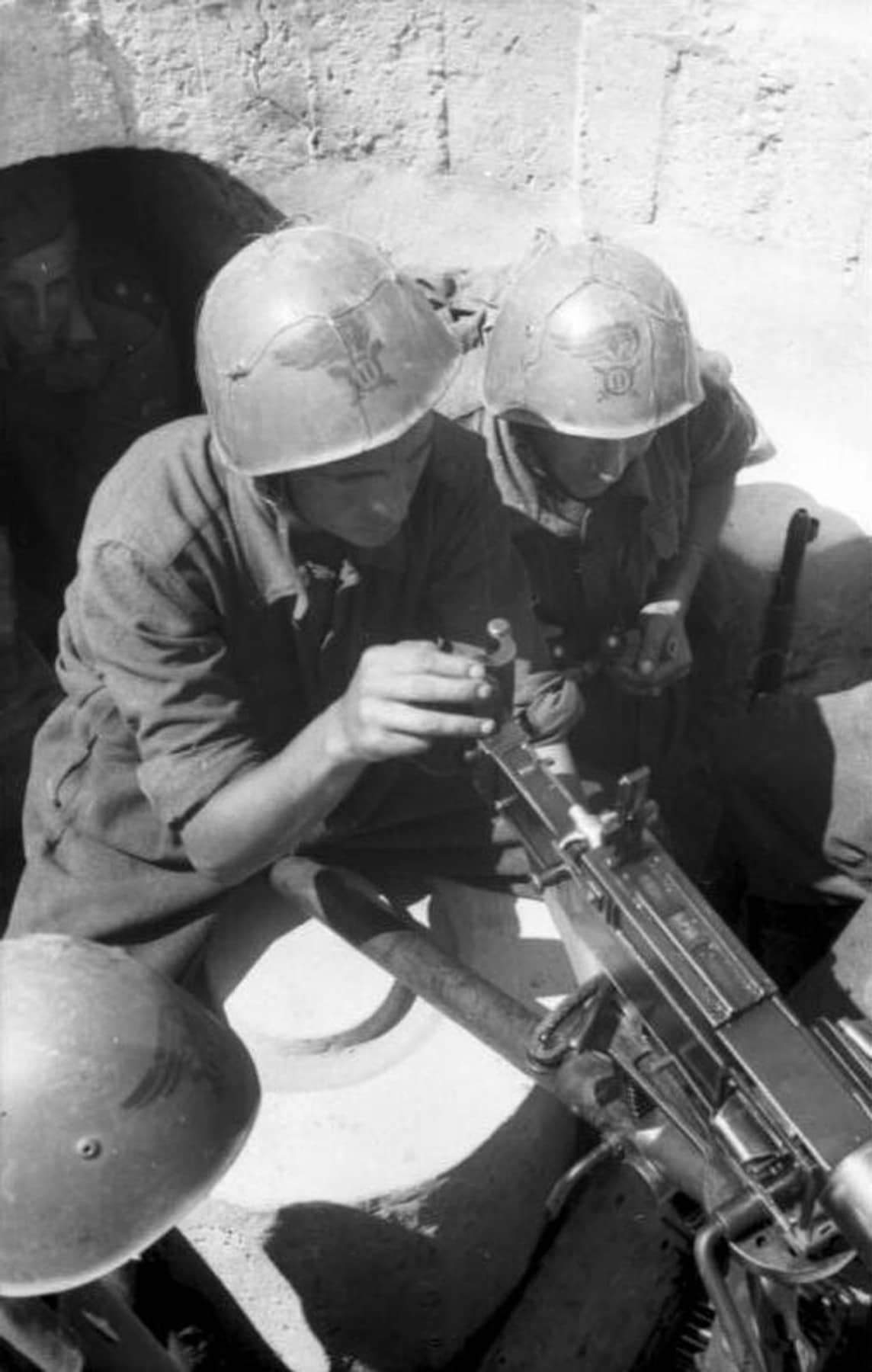 二战期间,意大利士兵在掩体内使用菲亚特-列维利M1935重机枪进行防御作战。
