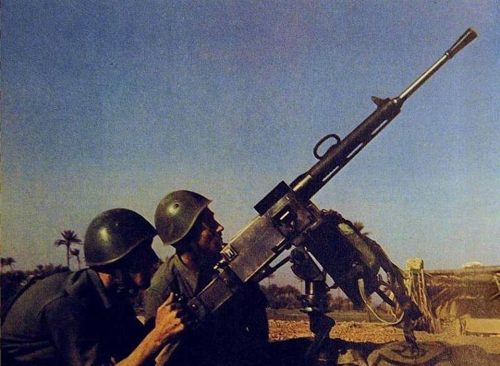 二战期间,意军士兵使用菲亚特-列维利M1935重机枪进行防空作战的场景(一)。