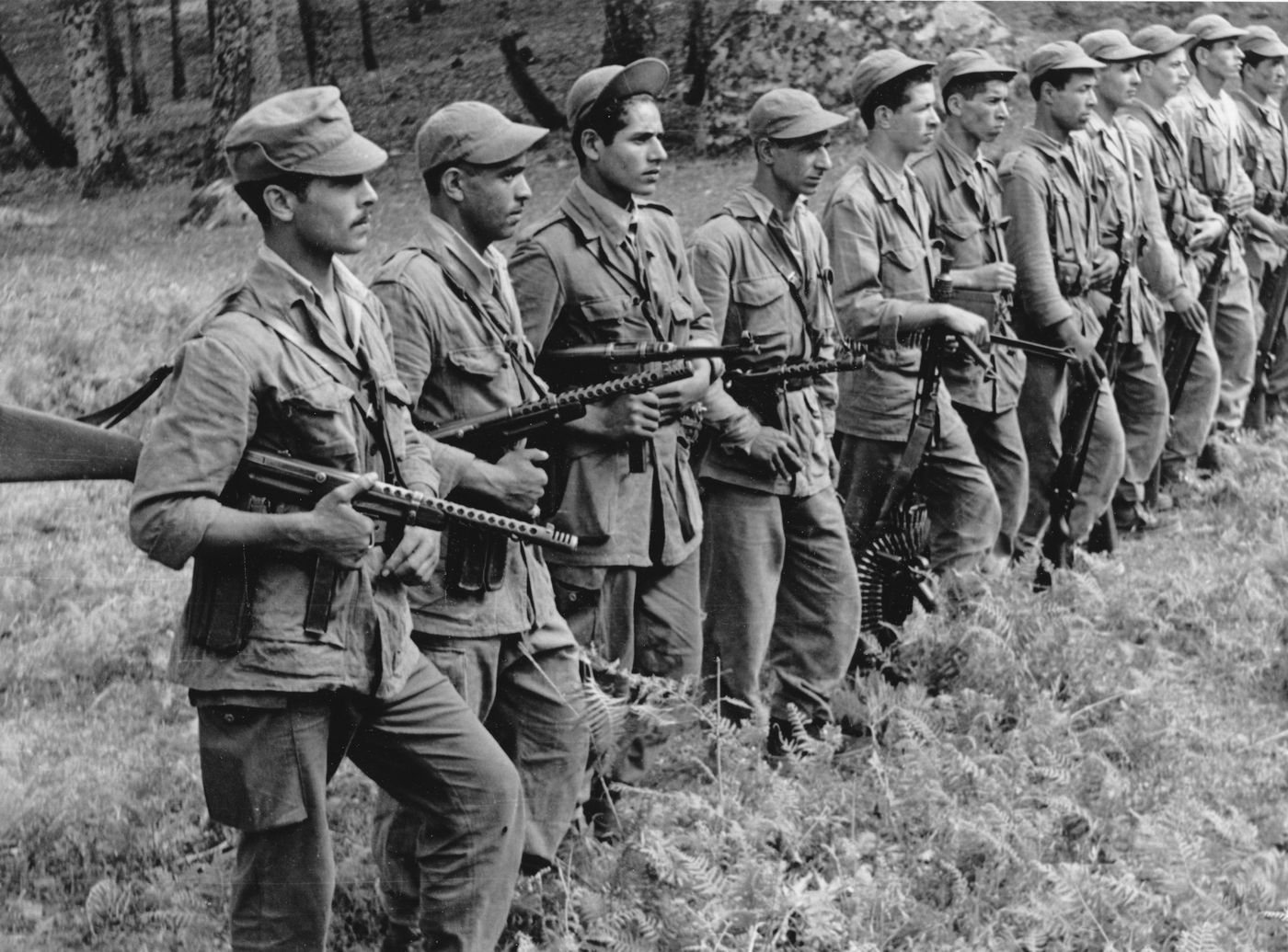 1954-1962年阿尔及利亚独立战争期间，在山区执行巡逻任务的民族解放军士兵手持意制MAB 38（左一、左二）和FNAB-43冲锋枪（左四）。