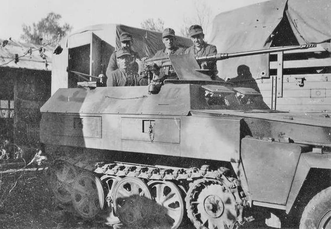 安装在德制Sd.Kfz.250半履带式装甲车上的索洛图恩S-18/1000反坦克步枪。