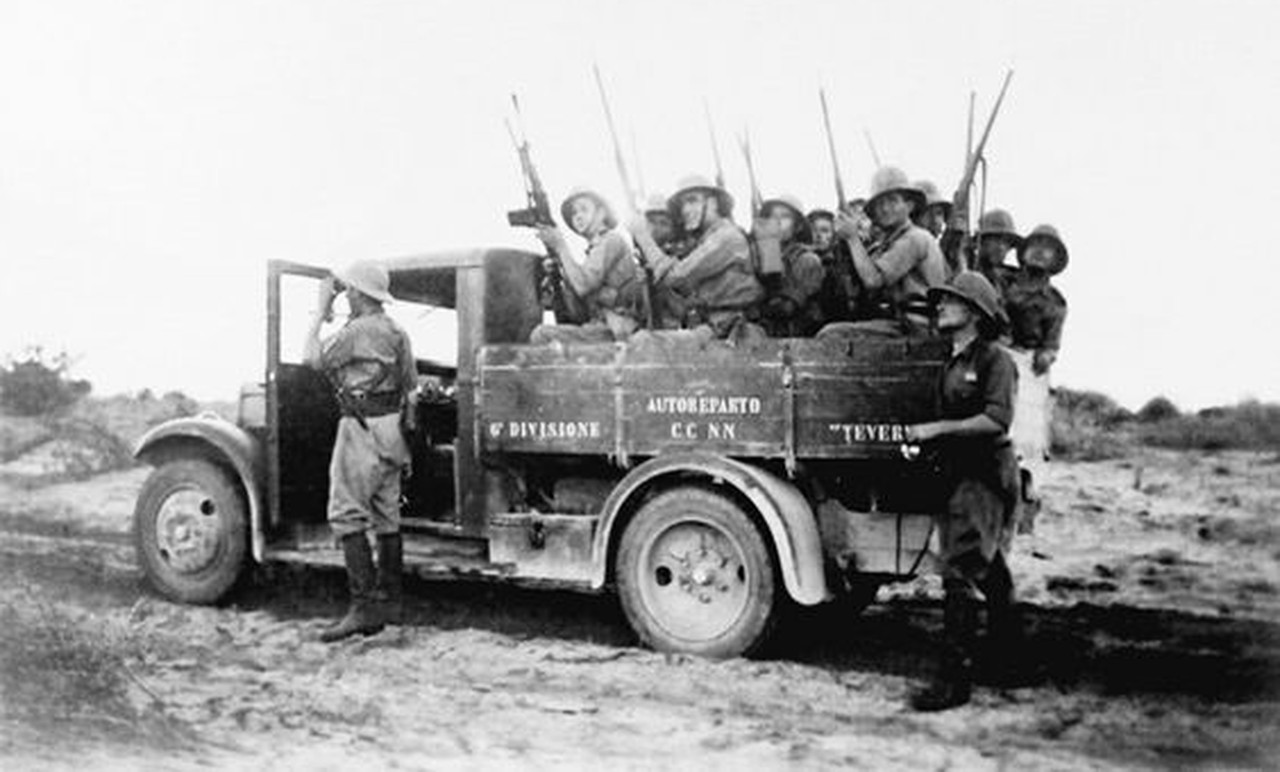 1936年,非洲的意属殖民地,一群意大利士兵坐在菲亚特 618C(殖民地型)轻型卡车的后车厢里。