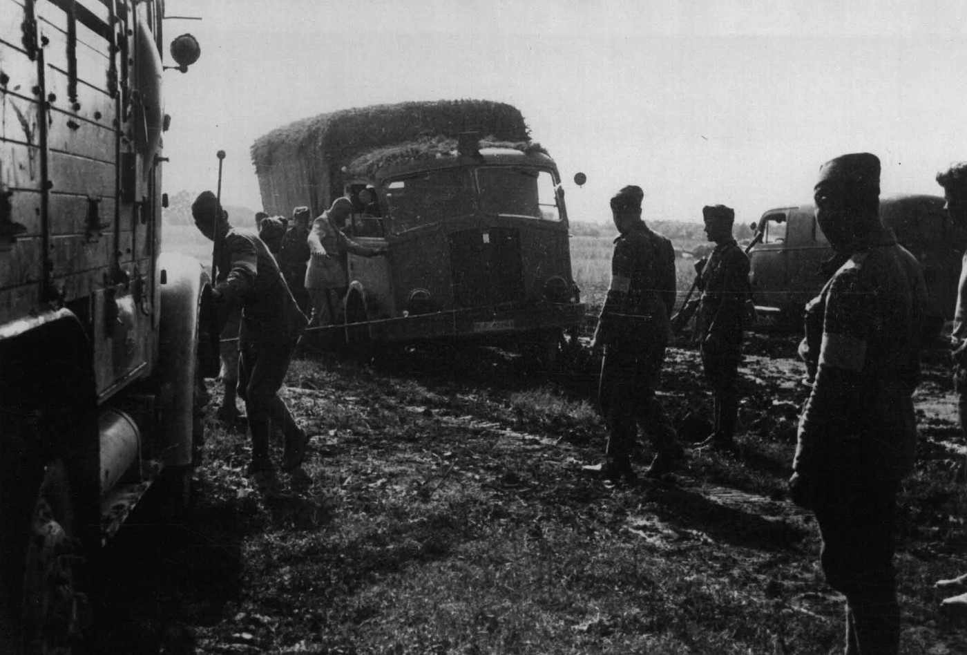 1941年夏,罗马尼亚奥利戈波尔地区,一辆隶属于意大利皇家陆军的Fiat 666N重型卡车陷在泥泞的路面上。
