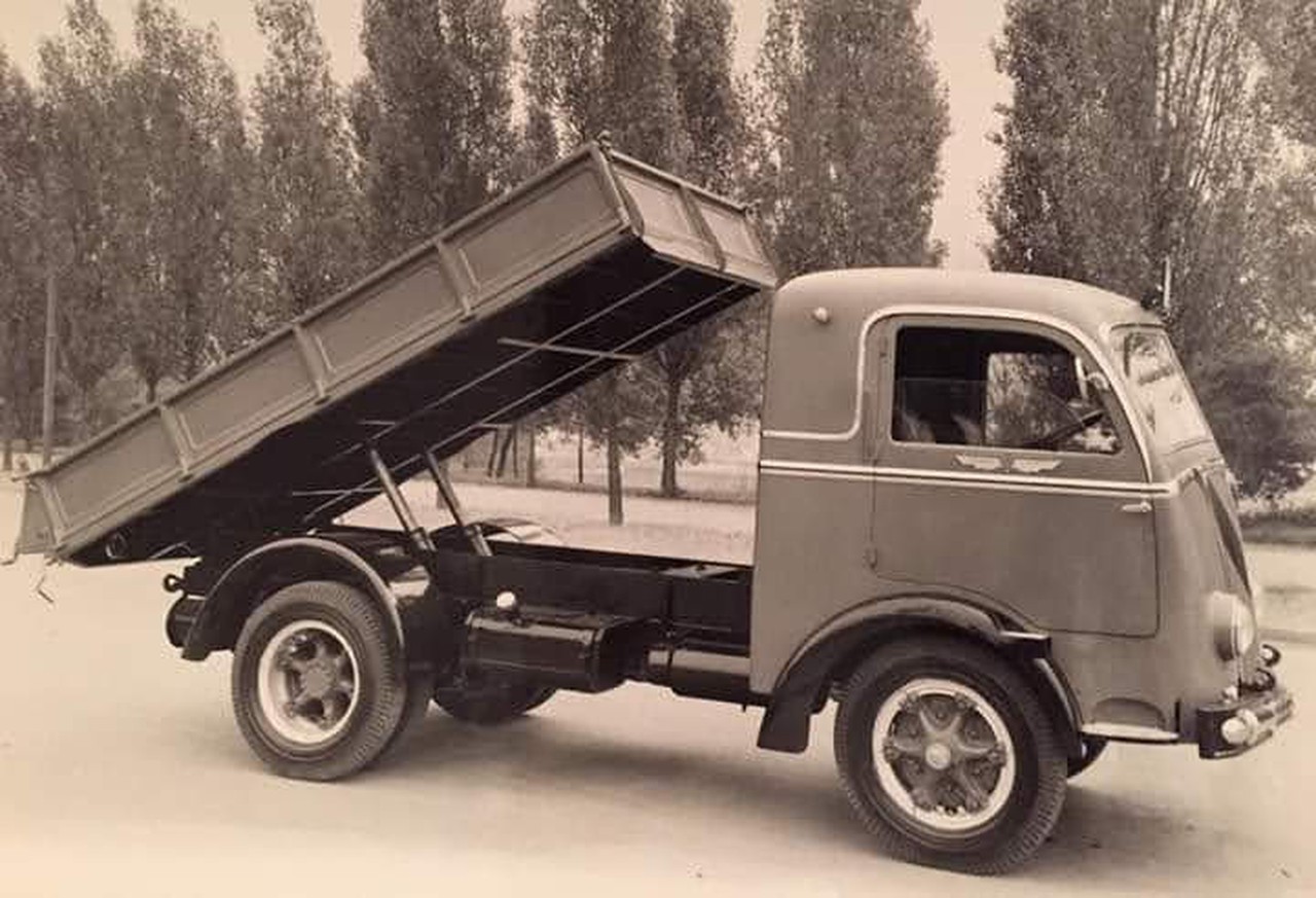 1939年10月,一辆测试中的菲亚特 626N自卸卡车。