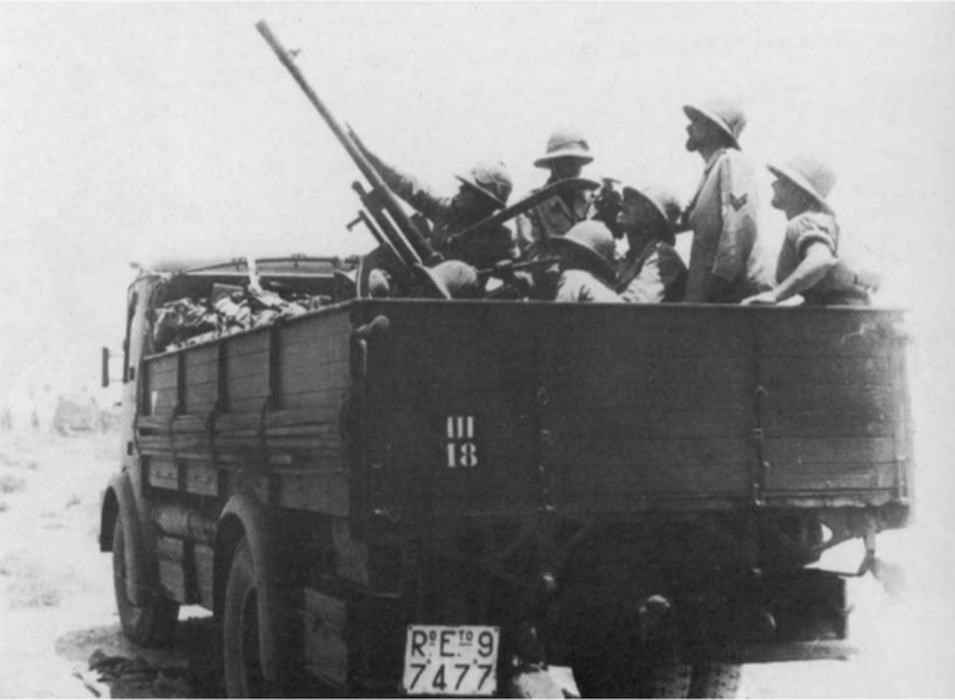一辆在北非地区作战的菲亚特 626NM中型卡车上装载着一门1935年款的布雷达20/65型火炮。