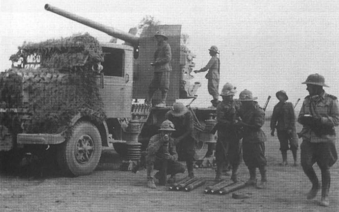 1942年,在北非作战的意军90/53 Lancia 3Ro自行炮车。