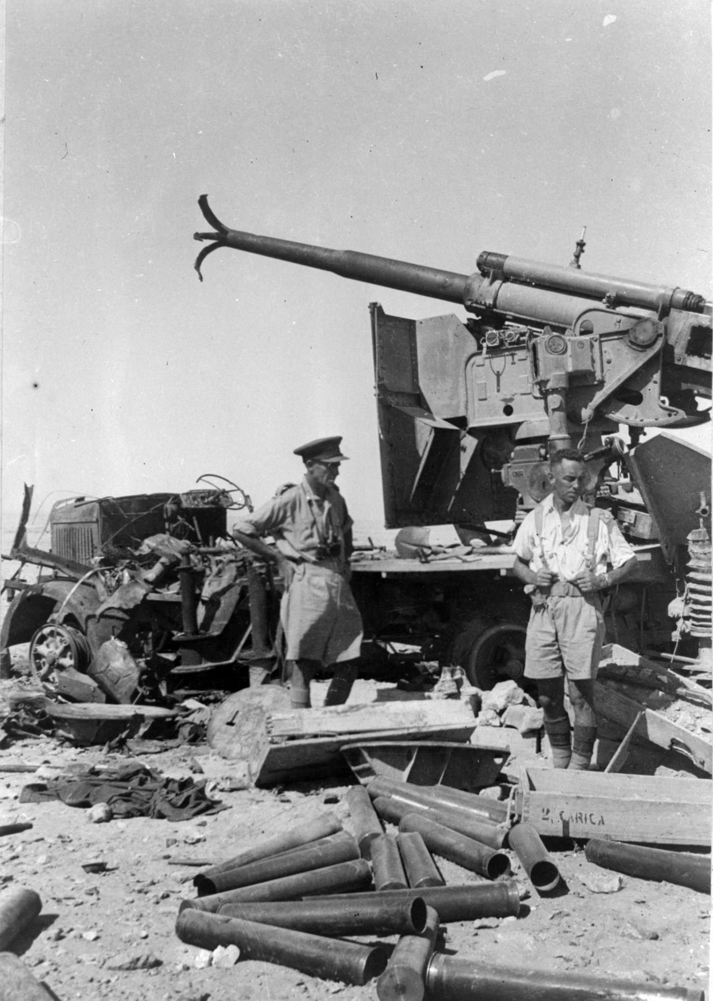 1941年北非战场,新西兰军官正在查看被击毁的意大利90/53机动自行火炮。北非战役中,意军的多款机动火炮都在战斗中被盟军缴获并研究评估。