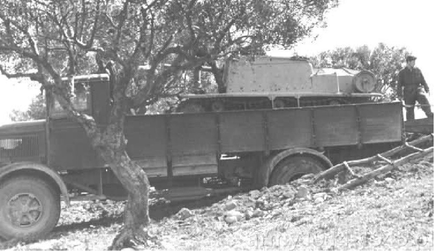 二战期间,突尼斯,一辆Lancia 3Ro 564系列重型卡车正在装载一辆Semovente da 47/32自行火炮。该炮车长3.82米,宽1.92米,可以完美装入Lancia 3Ro的货舱内。