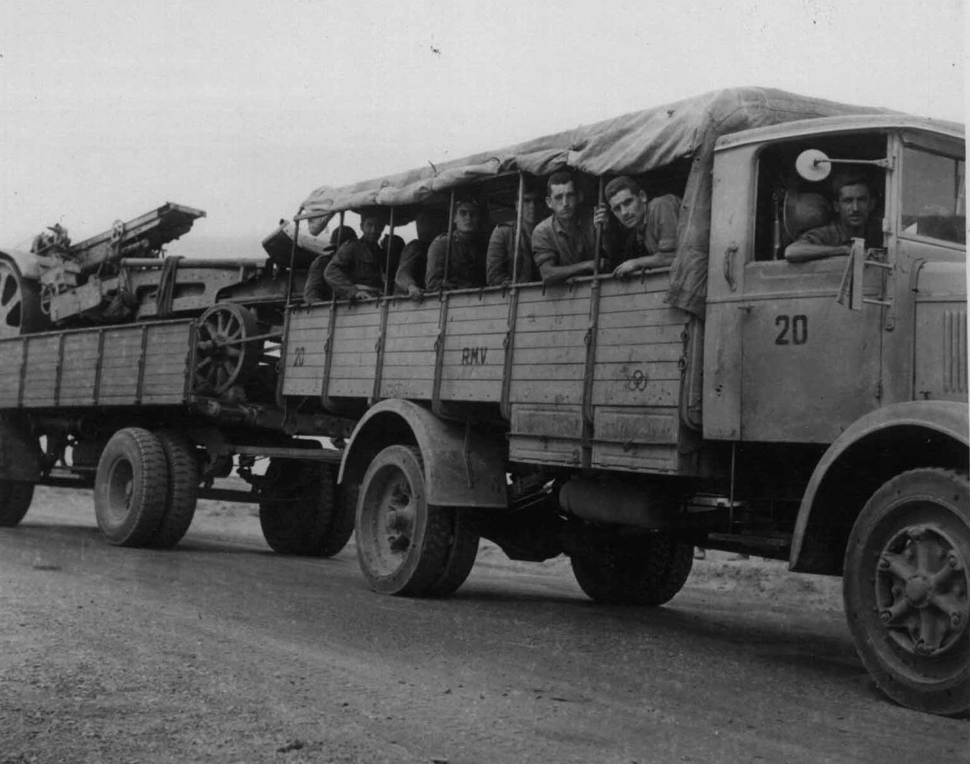 1941年北非战场,一辆运载军用物质和人员装备的意大利Lancia 3Ro重型军用卡车抵达图卜鲁克,该款车辆是意军向北非输送物资与兵员的主力载具。