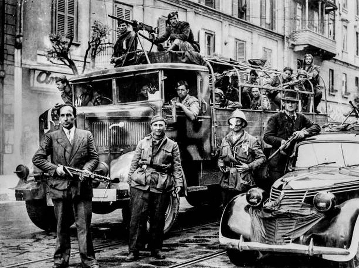 1945年4月,一辆被意大利游击队从德军手中缴获的Lancia 3Ro 564系列重型卡车被游击队重新用于解放都灵。其驾驶室顶部安装了一挺7.7毫米布雷达-萨法特(Breda-SAFAT)中型机枪,在卡车旁边停着的是一辆Fiat 1100型轿车,在这辆小车车顶上,也配备了一挺布雷达1930型轻机枪。