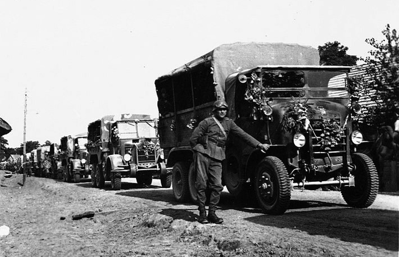 1944年,一支由SPA Dovunque 35 越野卡车与Rába 38M Botond中型军用卡车(匈牙利设计制造)组成的车队行驶在匈牙利的马路上。