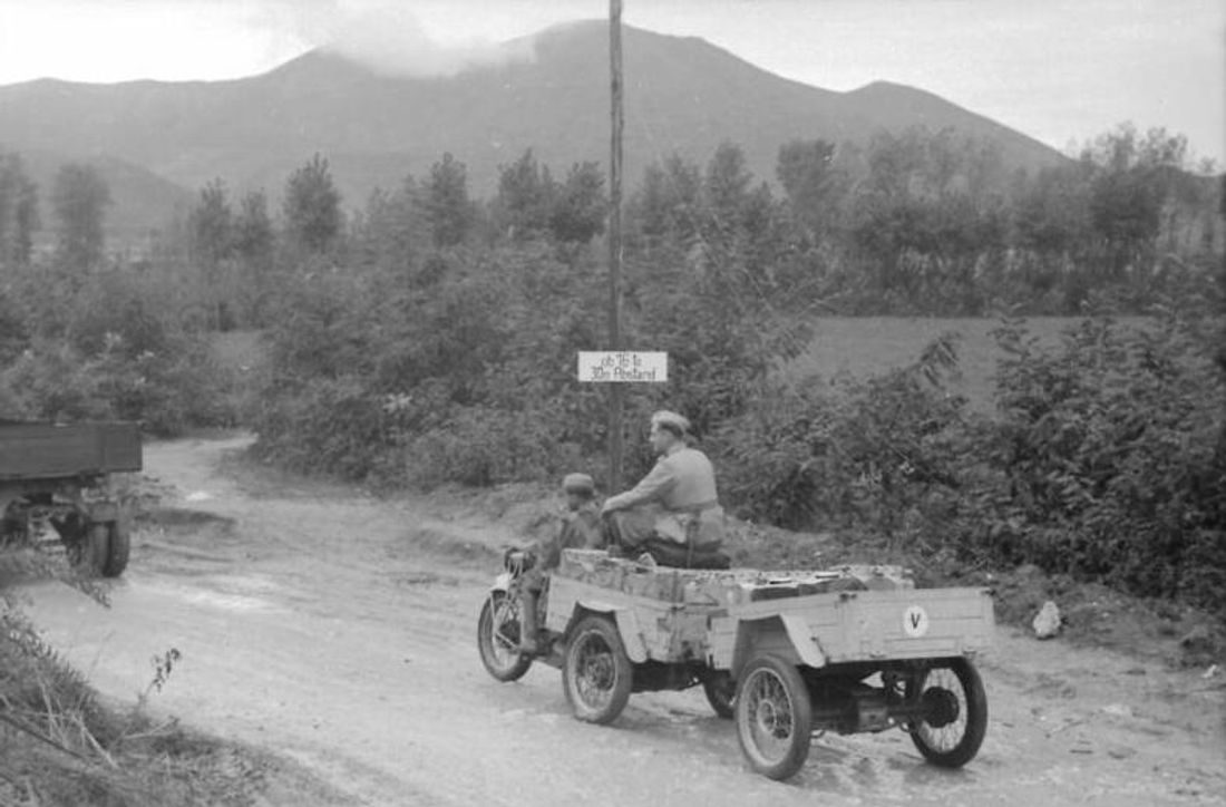 1941年至1943年间,意大利战场上的一辆摩托古兹TriAlce三轮摩托执行燃油补给运输任务,反映军用摩托在后勤运输中的作用。
